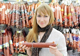 Мужчины, женщины для работы на производстве копченой колбасы и ветчины. Польша