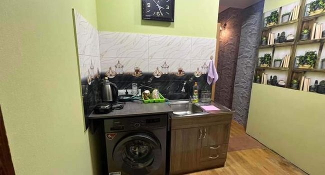 Сдается студия минимум от 5 суток на Воронцова,на 1-2 человек. Центральное отопление,есть вай-фай.С домашними животными не допускается.Цена от 65 лари сутки в зависимости от количества дней