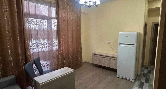 Сдается минимум на год небольшая  студия с отдельной спальней на Сабуртало.От метро Делиси пешком 15-20 минут.В случае депозита 200дол возможно размещение с маленькой породы собакой. Квартира